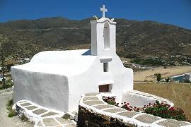 Picturesque chapel on the way to Mylopotas